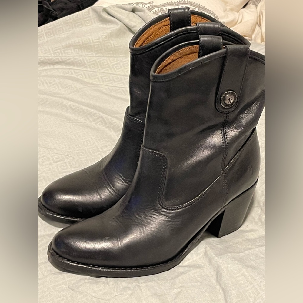 FRYE Jackie Button Short